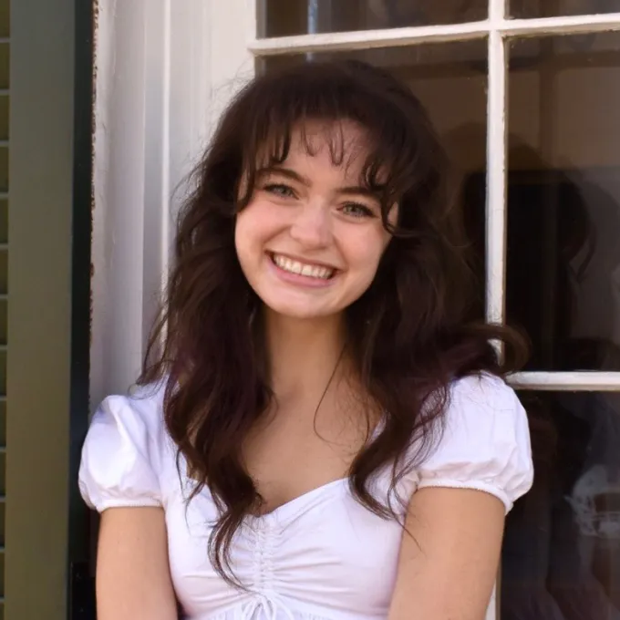 Headshot of Alexis Rose